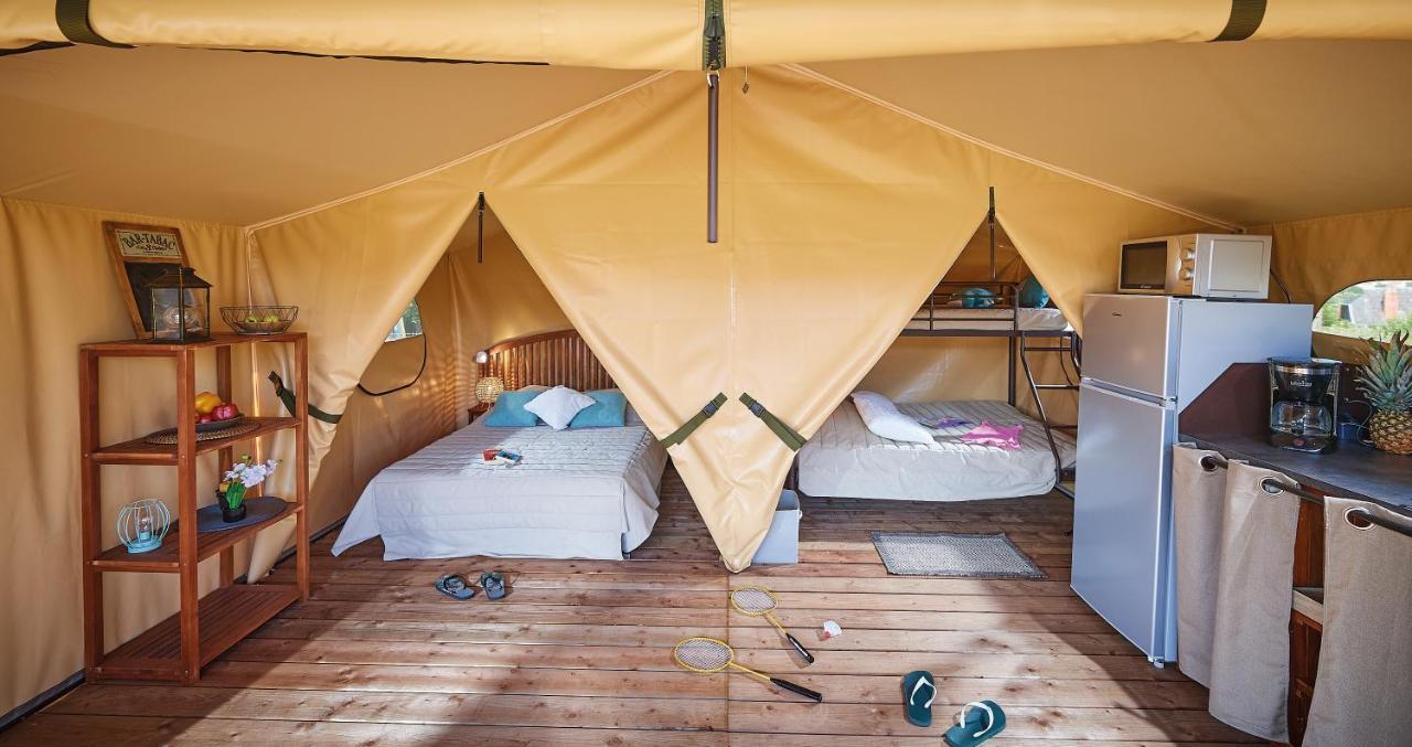 Camping Des Papillons Lalizolle Eksteriør bilde