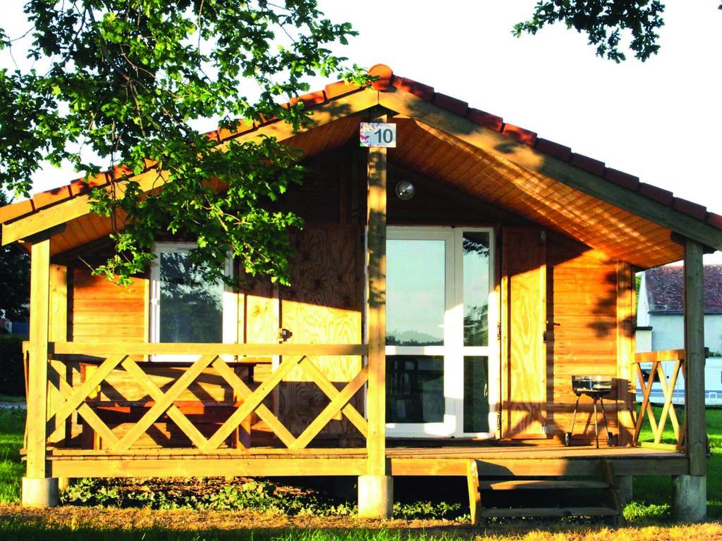Camping Des Papillons Lalizolle Eksteriør bilde