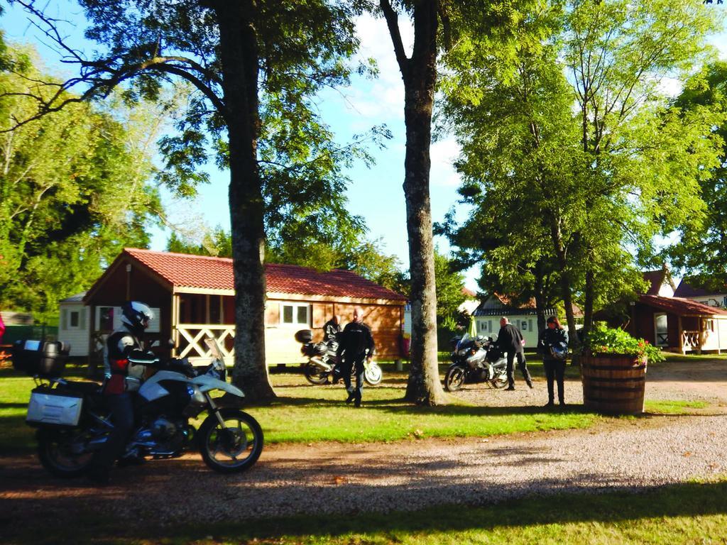 Camping Des Papillons Lalizolle Eksteriør bilde